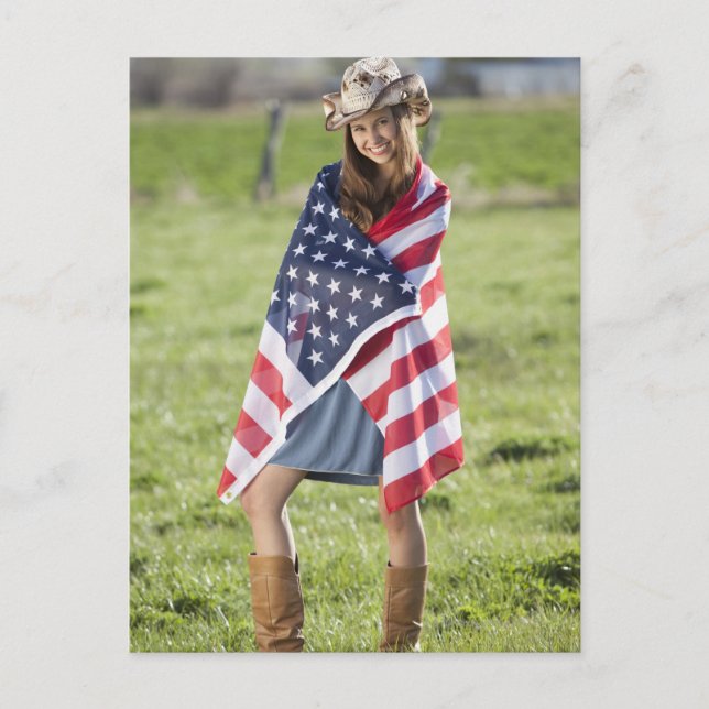 Snygg cowgirl inslagen i amerikansk flagga vykort (Framsida)