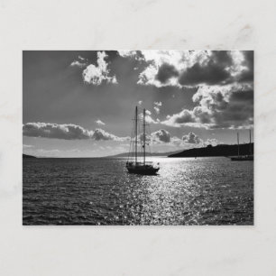 Snygg dramatisk himmel över yacht på havet vykort