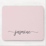 Snygg Enkel Rosa Personlig Monogram Namn Musmatta<br><div class="desc">Snygg Rosa Enkel Minimalistisk Monogram Namn Signatur Skript Anpassad Personlig musmatta. Dessa mönster har ditt förnamn i en snygg handskriven stilis swash-svans-teckensnitt typografi på ljust pastellrosa eller dammig rosa. Dessa är lätta att anpassa. Jättefin kvinnlig present för födelsedag, bröllopsdusch, mors dag, sweet 16 födelsedag och Det är för tjejen som...</div>