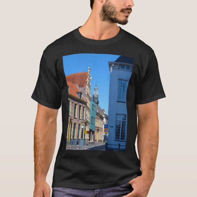 Snygg europeisk medeltida stad. Fotografi. T Shirt (Framsida)
