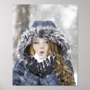Snygg flicka i en vinter Jackar med Snö Poster