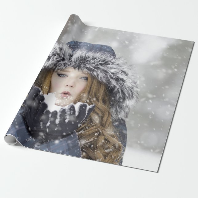 Snygg flicka i en vinter Jackar med Snö Presentpapper (Utrullad)