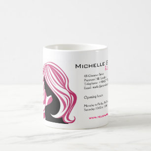 Snygg flicka med rosa hårhårklingande varumärke kaffemugg