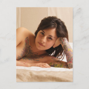 Snygg flicka med tatueringsfoto vykort