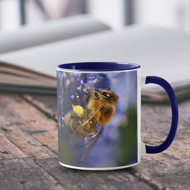 Snygg Honeybee på Kalifornien Lilac Mugg (Honeybee on California Lilac 11 oz Coffee Mug Cover Photo.)