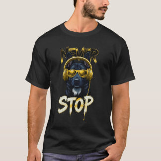 Snygg hund med ”Ge aldrig upp” motivationsdesign T Shirt