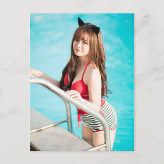 Snygg japansk flicka vid bassäng vykort