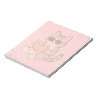Snygg katt läser bok Pastellrosa estetik Anteckningsblock
