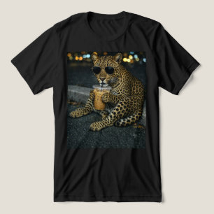 Snygg leopard med solglasögon Iced Coffee T Shirt