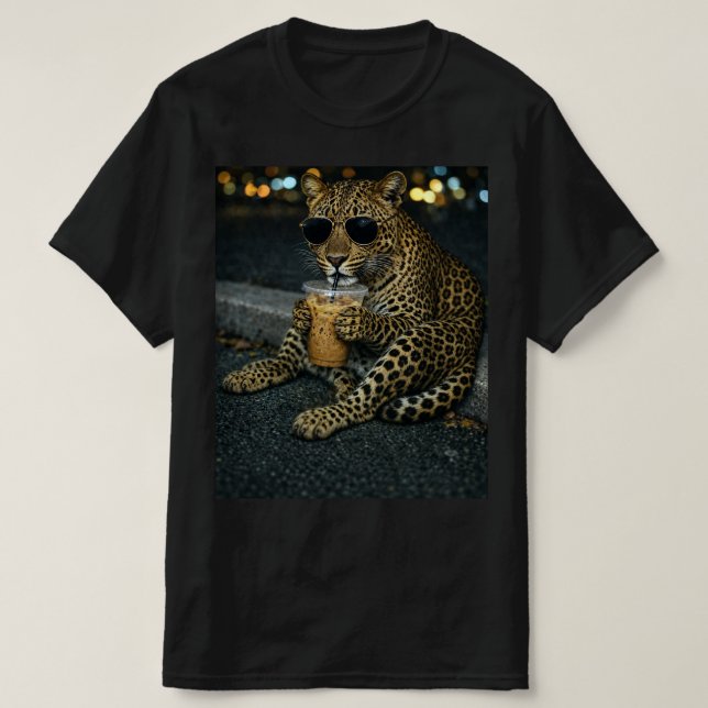 Snygg leopard med solglasögon Iced Coffee  T Shirt (Design framsida)