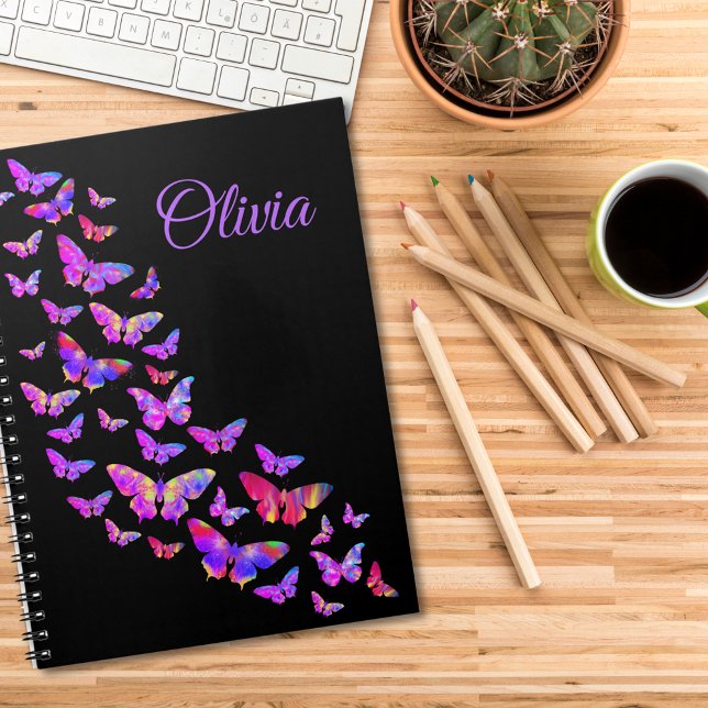 Snygg Lila Butterfly Pop Art Olivia Namn Anteckningsbok (Modern stylish custom name notebook pink & purple butterfly pattern black with elegant typography )