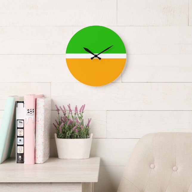 Snygg ljust limegrön gyllene orange färgblock stor klocka (Läsesal)