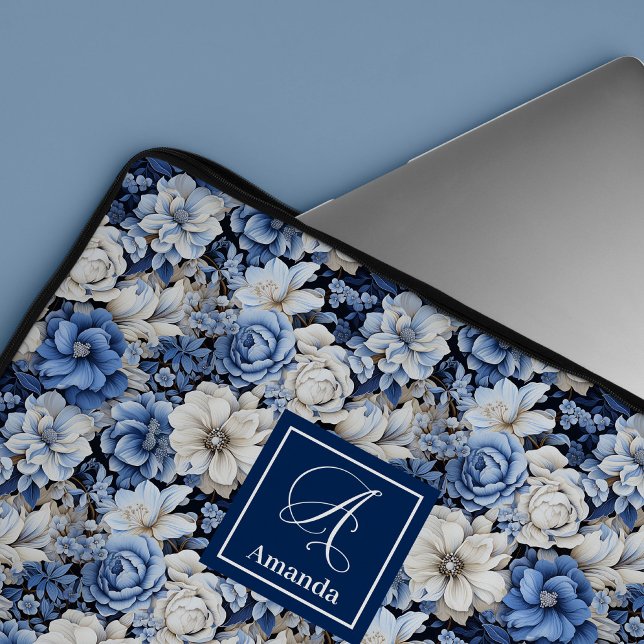 Snygg marinblå blommig stilfullt fodral för laptop (Chic Navy Blue Flowers Stylish Laptop Sleeve Case)