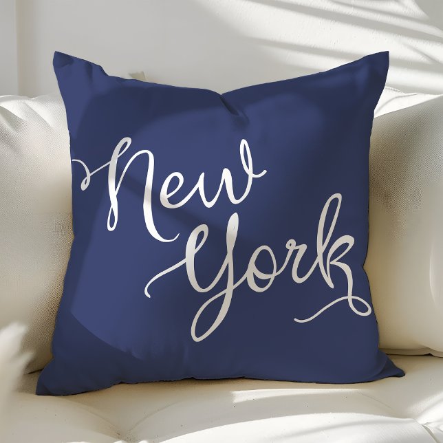 Snygg marinblå och vit New York-typografi Kudde (Skapare uppladdad)