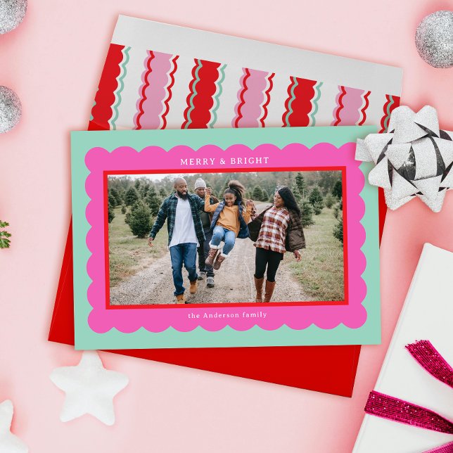 Snygg mint rosa röd enkel scallop fotoram julkort (Preppy and pretty mint, pink, and red scalloped holiday photo card)