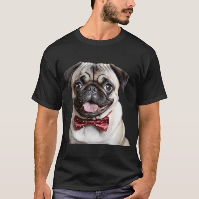 Snygg Mops med slips som ger valpvalpsblickar T Shirt (Framsida)