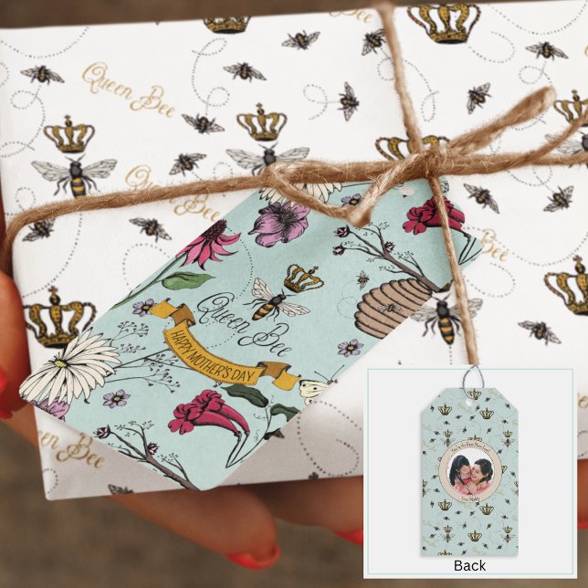 Snygg Mors dag drottning Bee, blommor och foto Presentetikett (Beautiful Hand-drawn Queen Bee, Gold Crown & Flowers
Front: Custom Text
Back: Custom Photo & Message)