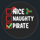 Snygg Naughty Pirat-familj - matchande jullista Runt Klistermärke<br><div class="desc">Snygg Naughty Pirat-familj som matchar jullistan Helgdag</div>