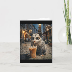 Snygg opossum som dricker iskaffe rolig natt kort