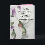 Snygg partner Grattis på födelsedagen Sweet Hummin Kort<br><div class="desc">Fira din vackra partners födelsedag med en elegant hummingbird design på ett charmerande hälsningskort. Skapat från min ursprungliga vattenfärgläggning kommer den vackra lilla fågel- och blombilden att göra fågelskådare, trädgårdsmästare och naturområde älskare ljusare. Den speciella kvinnan i ditt liv kommer att kärlek den pastellala färgen av kräm, rosa och grönt...</div>
