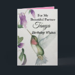Snygg partner Grattis på födelsedagen Sweet Hummin Kort<br><div class="desc">Fira din vackra partners födelsedag med en elegant hummingbird design på ett charmerande hälsningskort. Skapat från min ursprungliga vattenfärgläggning kommer den vackra lilla fågel- och blombilden att göra fågelskådare, trädgårdsmästare och naturområde älskare ljusare. Den speciella kvinnan i ditt liv kommer att kärlek den pastellala färgen av kräm, rosa och grönt...</div>