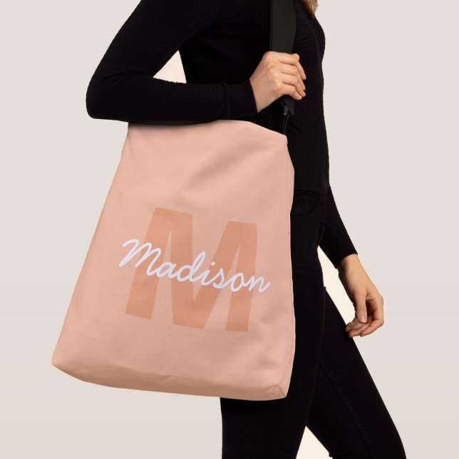 Snygg pastell persikofärg med anpassad monogramnam axelväska (Närbild)