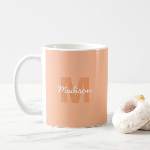 Snygg pastell persikofärg med anpassad monogramnam kaffemugg