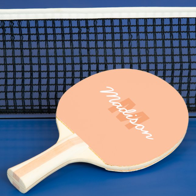 Snygg pastellpersikofärg med anpassad monogramnamn pingisracket (Insitu)