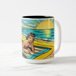 Snygg pinup-flicka på stranden Två-Tonad mugg