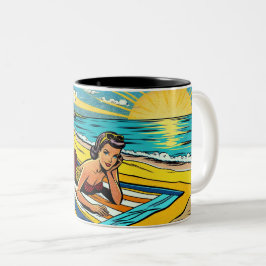 Snygg pinup-flicka på stranden Två-Tonad mugg
