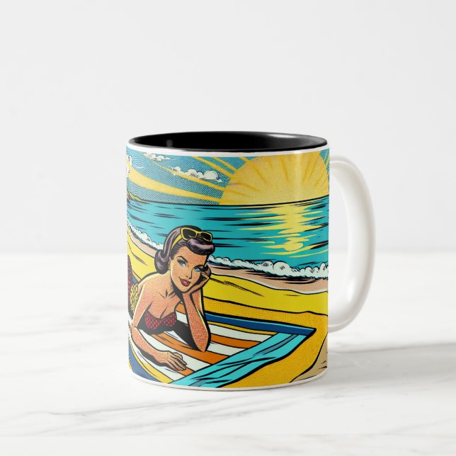 Snygg pinup-flicka på stranden Två-Tonad mugg (Framsida höger)