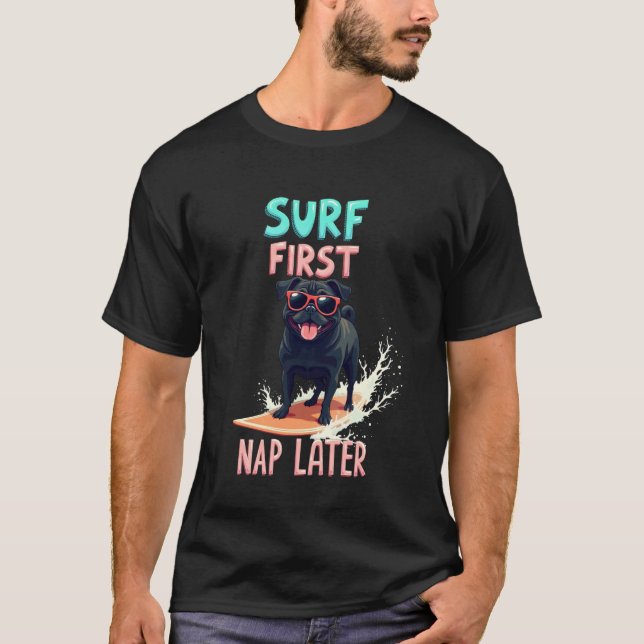 Snygg Pug Surfande Hund T Shirt (Framsida)