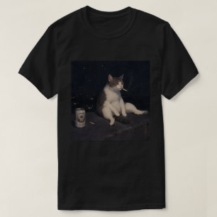 Snygg rökande katt med ölburk och nattlig stadsvy t shirt