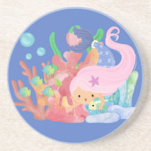 Snygg ROSA HAIR-sjöjungfru som leker kramande fisk