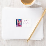 Snygg Rosa Julflicka 01 Adressetikett<br><div class="desc">En vacker flicka i rosa klänning och Jultomten med presentlåda nära Julgran. Välj den vackra flickan i Santa suites omgiven av den magiska Christimas atmosphere för att fira dina helgdagar med glädje och magi. Du hittar alla relaterade artiklar i samlingen "Vacker Rosa Julflicka" på följande webbadress: https://www.zazzle.com/collections/beautiful_pink_christmas_girl-119217347108015415 Besök min butik...</div>