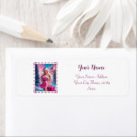 Snygg Rosa Julflicka 01 Returadress Etikett<br><div class="desc">En vacker flicka i rosa klänning och Jultomten med presentlåda nära Julgran. Välj den vackra flickan i Santa suites omgiven av den magiska Christimas atmosphere för att fira dina helgdagar med glädje och magi. Du hittar alla relaterade artiklar i samlingen "Vacker Rosa Julflicka" på följande webbadress: https://www.zazzle.com/collections/beautiful_pink_christmas_girl-119217347108015415 Besök min butik...</div>