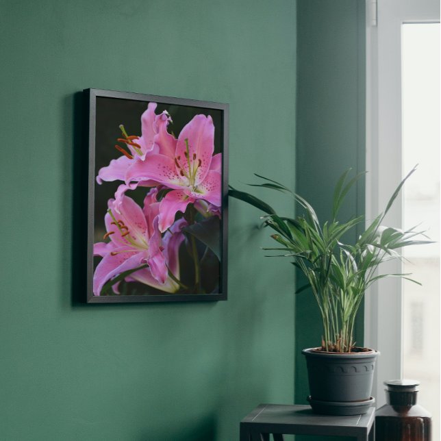 Snygg Rosa Lily Blooms Blommigt Fototryck (In Situ Framed)