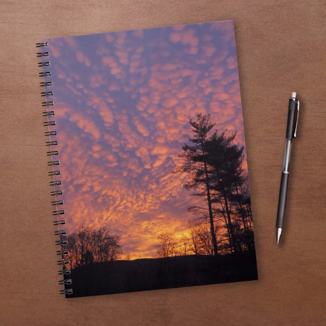 Snygg Rosa Orange Clouds Sunrise Photo Anteckningsbok (Beautiful Pink Orange Clouds Sunrise Photo Notebook, in situ)