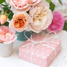 Snygg rosa polka dots för födelsedag presentpapper