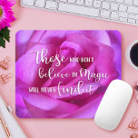Snygg Rosa ros Photo Tro i magiska citat Musmatta<br><div class="desc">"De som inte tror på magi kommer aldrig att hitta det." Ett nära foto av en sjudande lila-rosa ros gör att du vill "tro på magi". Ta en stund för att slappna av och andas in skönheten i detta jättelika ro när du användor den här bedövande fotografimunsspetsen. Gör en underbar...</div>