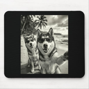 Snygg sibirisk husky rolig hund selfie strand musmatta