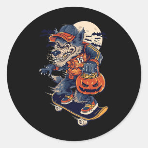 Snygg skateboarding varg som bär en halloweenpumpa runt klistermärke
