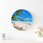 Snygg Solnys Tropical Beach Photo Stor Klocka<br><div class="desc">En klocka med ett vackert foto. En vit sandstrand med azurblått vatten. Lättare bild med en solig himlar och mjuk skumbildande surfa med söta tropiska löv som ramar in bilden.</div>