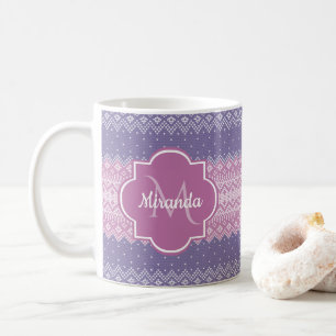 Snygg stickad lila mönster med monogram och namn kaffemugg