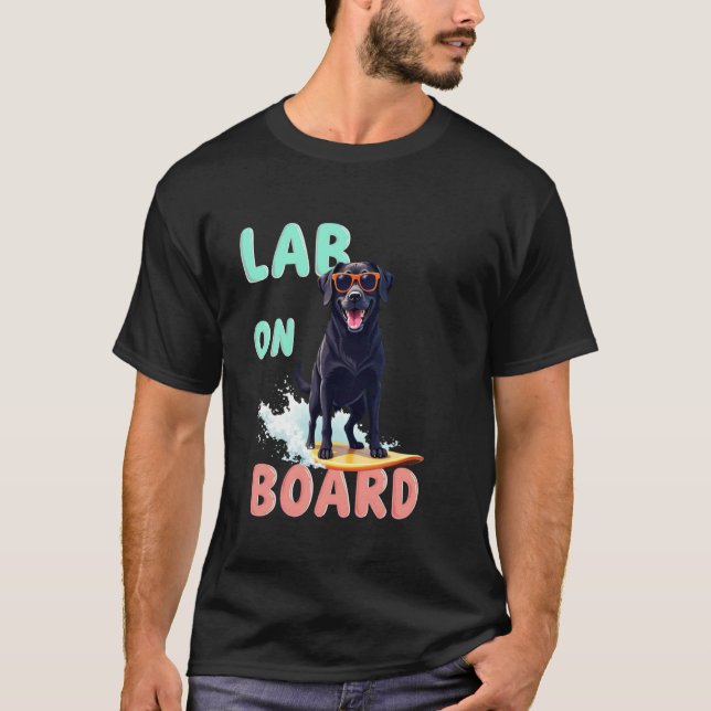 Snygg svart labrador surfinghund t shirt (Framsida)