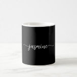 Snygg svart monogram namnteckning script kaffemugg<br><div class="desc">Flickaktig minimalistisk enkel svart monogram namn signatur skript anpassad personlig kaffemugg. Dessa design har ditt förnamn i en snygg handskriven stiliskt svansfont signatur typografi i vitt på svart bakgrund. Dessa är lätta att anpassa. Snygg feminin husvärmningspresent, även för födelsedag, mors dag, bröllop, brud shower, baby shower, söt 16 födelsedagsfest, för...</div>