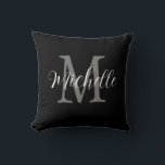 Snygg svart-vit monogram och namn kudde<br><div class="desc">Snygg svart-vit monogram och namn Kuddar</div>
