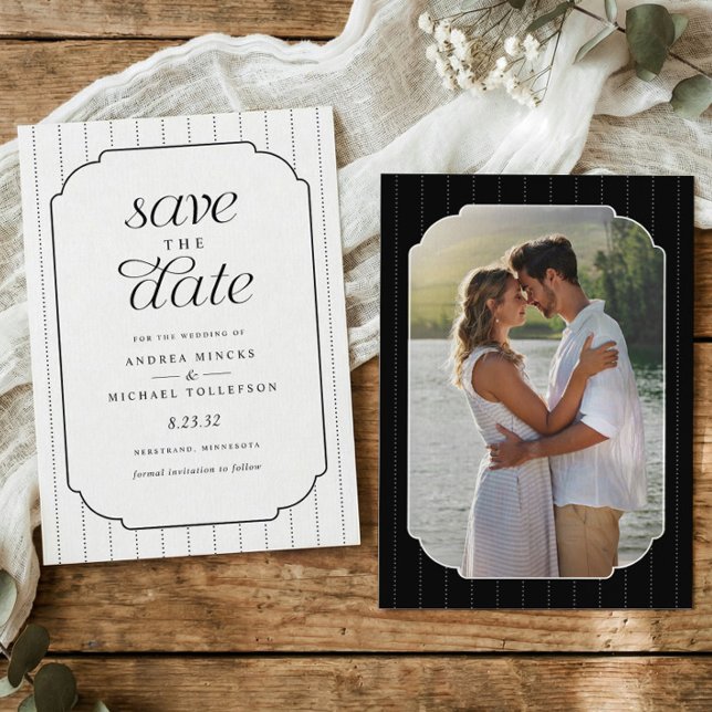 Snygg svart-vit randig bröllopsfoto spara datumet (Preppy black and white save the date card with striped background and engagement photo.)