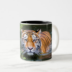 Snygg tiger i vatten Två-Tonad mugg