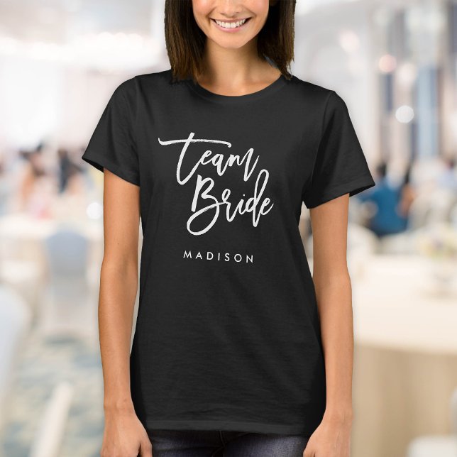 Snygg Trendig Borste Vit Script Brudlag T Shirt (Skapare uppladdad)